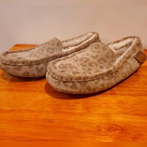 Deluxe by Dearfoam Girls Size 4 Slippers